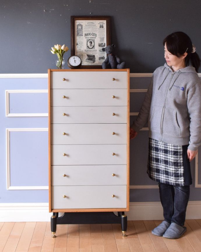 G-PLAN(Gプラン) アンティーク家具 G-PLANのヴィンテージ家具、サニーオーク&チャイニーズホワイトチェスト。スリムなチェストです。(k-1711-f)