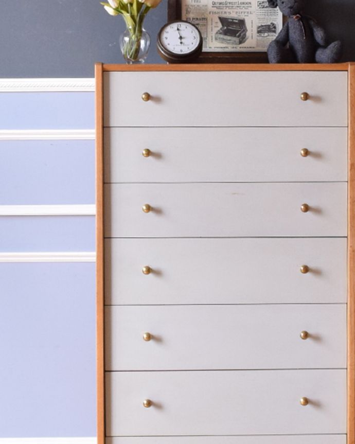 G-PLAN(Gプラン) アンティーク家具 G-PLANのヴィンテージ家具、サニーオーク&チャイニーズホワイトチェスト。7杯もある引き出しで収納力バツグンです!子供部屋、寝室では洋服、リビングでは細々としたものを収納してはいかがでしょうか。(k-1711-f)