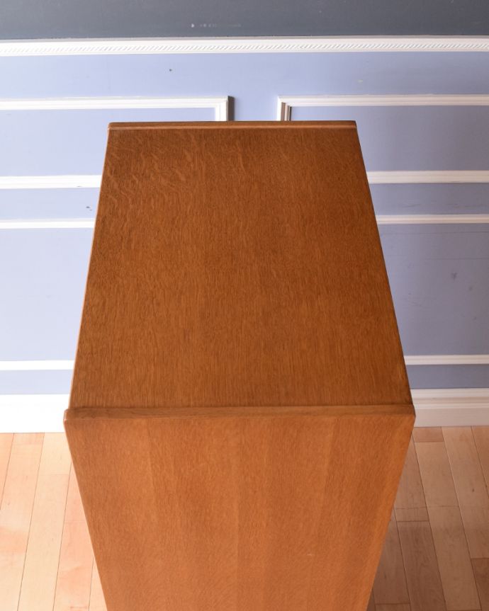 G-PLAN(Gプラン) アンティーク家具 G-PLANのヴィンテージ家具、サニーオーク&チャイニーズホワイトチェスト。天板もキレイに塗装を仕上げました。(k-1711-f)