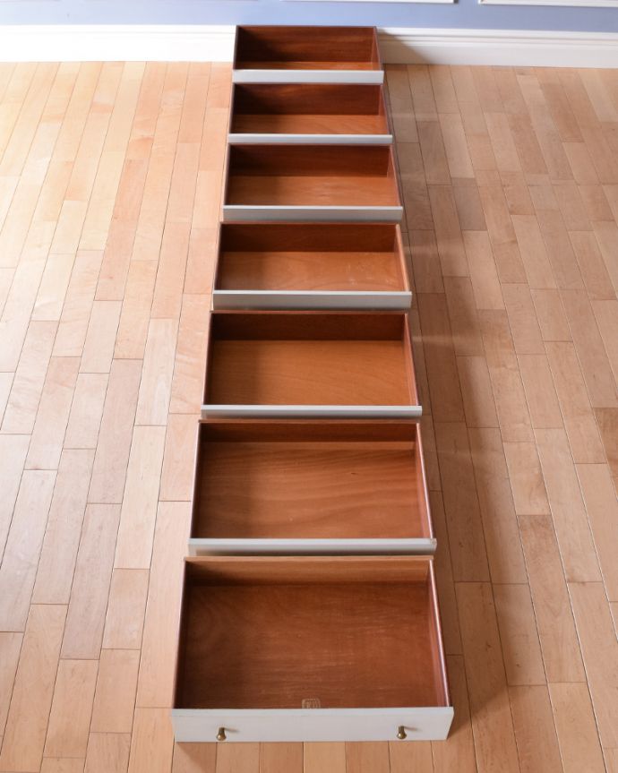 G-PLAN(Gプラン) アンティーク家具 G-PLANのヴィンテージ家具、サニーオーク&チャイニーズホワイトチェスト。引き出しは手前が1段目です。(k-1711-f)