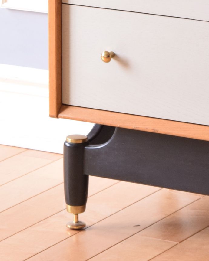 G-PLAN(Gプラン) アンティーク家具 G-PLANのヴィンテージ家具、サニーオーク&チャイニーズホワイトチェスト。脚はすっきりしたデザインです。(k-1711-f)