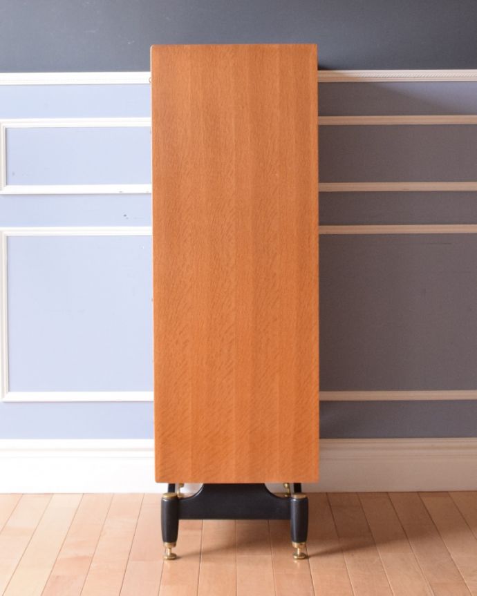 G-PLAN(Gプラン) アンティーク家具 G-PLANのヴィンテージ家具、サニーオーク&チャイニーズホワイトチェスト。サイドから見るとスッキリシンプル。(k-1711-f)