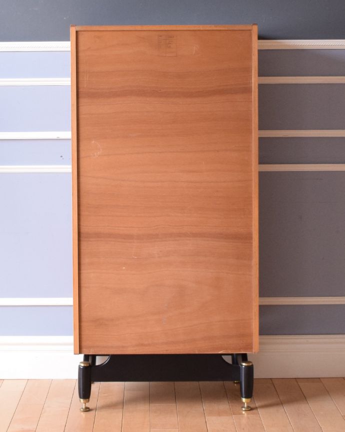 G-PLAN(Gプラン) アンティーク家具 G-PLANのヴィンテージ家具、サニーオーク&チャイニーズホワイトチェスト。アンティークは新品ではないので、もちろん経年変化によるキズはありますが、専門の職人が目立たないようキレイにお直しをしているので、後姿までキレイです。(k-1711-f)