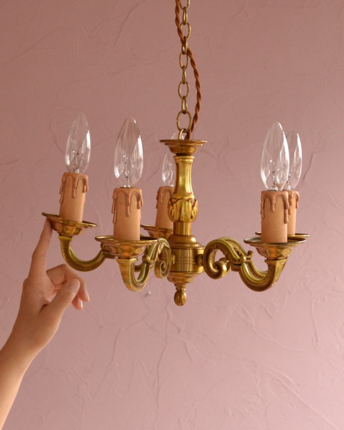 シャンデリア　照明・ライティング　高級感溢れる真鍮製シャンデリア、フランスで見つけたアンティーク照明（5灯）（Ｅ17シャンデリア球付）。取り付けやすい小ぶりなシャンデリアです。(k-1712-z)