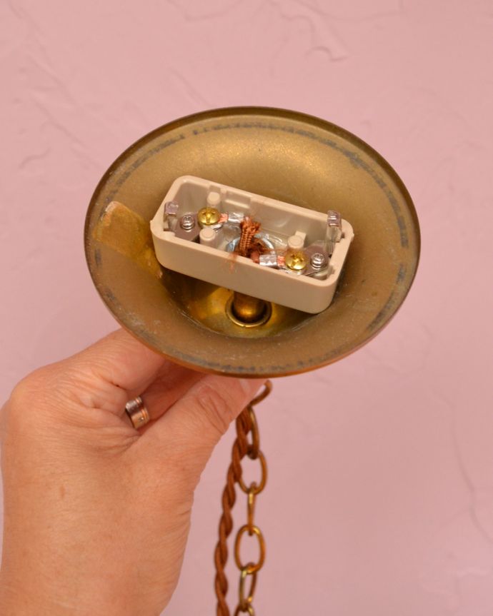 シャンデリア　照明・ライティング　高級感溢れる真鍮製シャンデリア、フランスで見つけたアンティーク照明（5灯）（Ｅ17シャンデリア球付）。引っ掛けシーリングのタイプに加工してお届けしますので、リビングやダイニングテーブルの上などお好きな場所に簡単に取り付けてみてください。(k-1712-z)