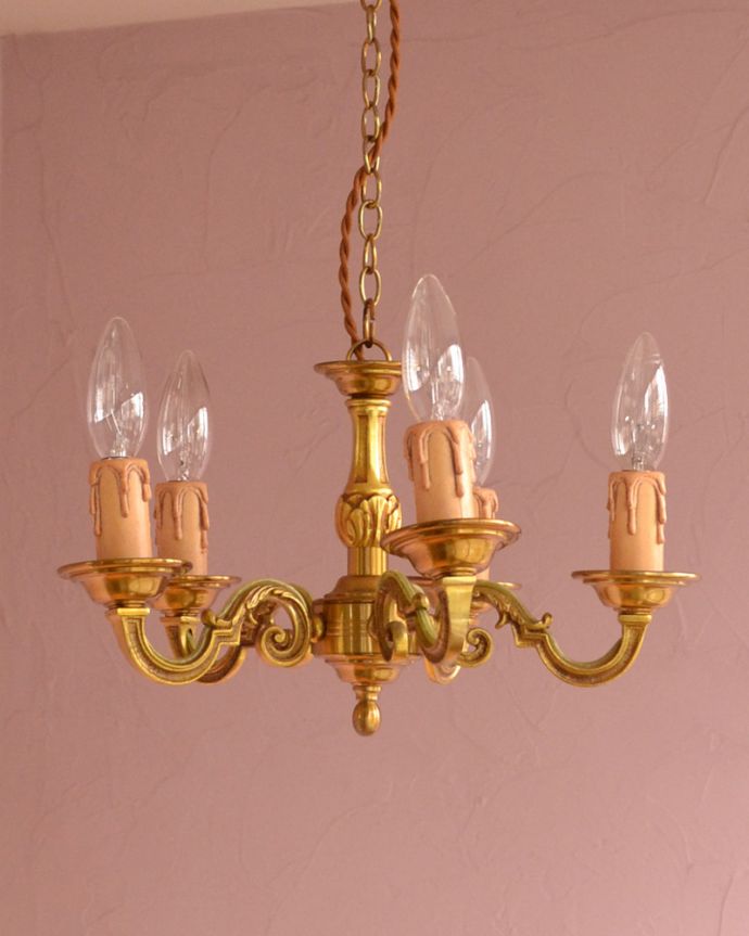 シャンデリア　照明・ライティング　高級感溢れる真鍮製シャンデリア、フランスで見つけたアンティーク照明（5灯）（Ｅ17シャンデリア球付）。昼間は灯りをつけなくても、太陽の光でキラキラと輝きます。(k-1712-z)
