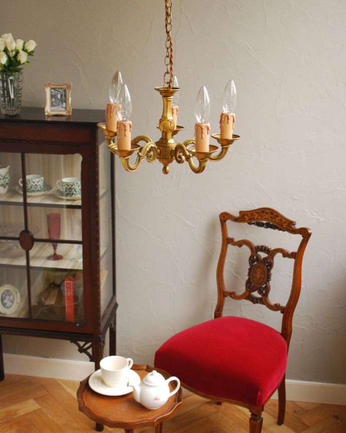 シャンデリア　照明・ライティング　高級感溢れる真鍮製シャンデリア、フランスで見つけたアンティーク照明（5灯）（Ｅ17シャンデリア球付）。お部屋の主役になるほどの存在感です。(k-1712-z)