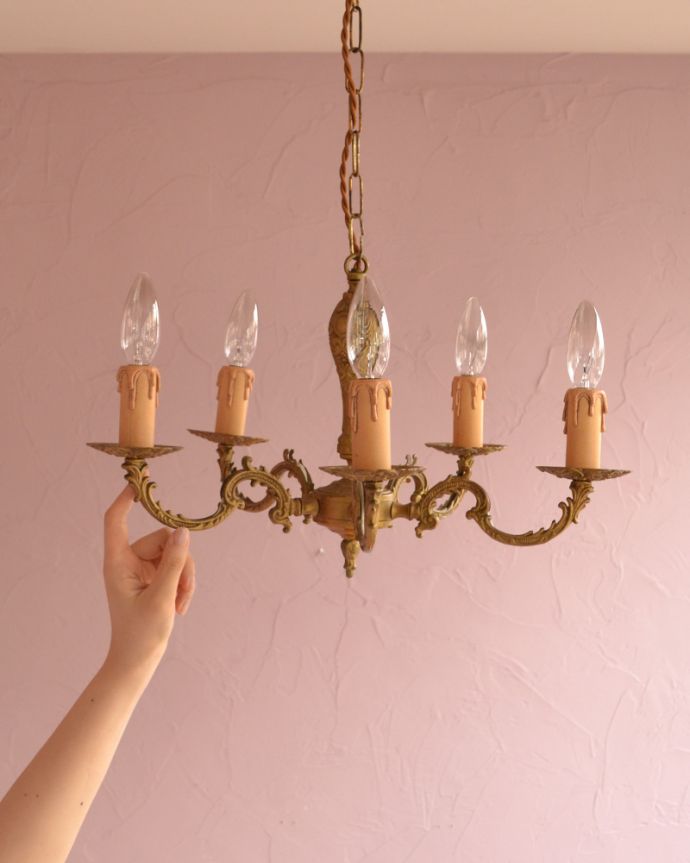 シャンデリア　照明・ライティング　フランスで見つけた真鍮照明、5灯タイプのアンティークシャンデリア（Ｅ17シャンデリア球付）。取り付けやすい小ぶりなシャンデリアです。(k-1713-z)