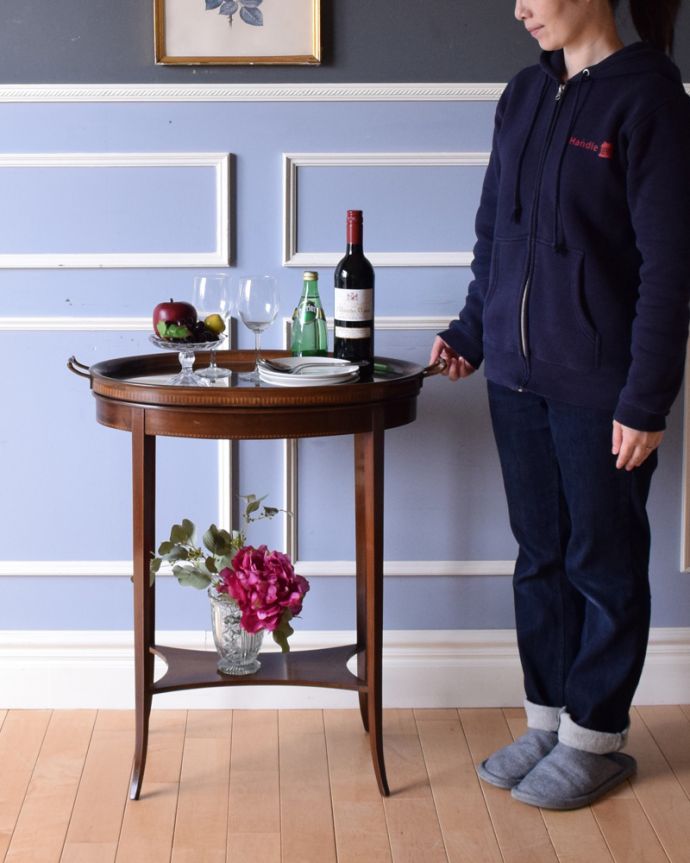 ロイドテーブル　アンティーク家具　さりげない象嵌がポイントの英国輸入家具、棚付きオケージョナルテーブル 。そっと壁に付けて置くだけで、オシャレな雰囲気に。(k-1715-f)