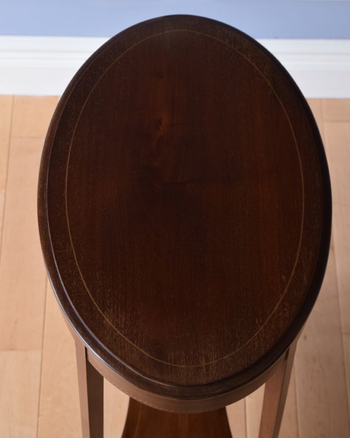 ロイドテーブル　アンティーク家具　さりげない象嵌がポイントの英国輸入家具、棚付きオケージョナルテーブル 。ガラストレーをはずすと、天板には象嵌の装飾が施されています。(k-1715-f)