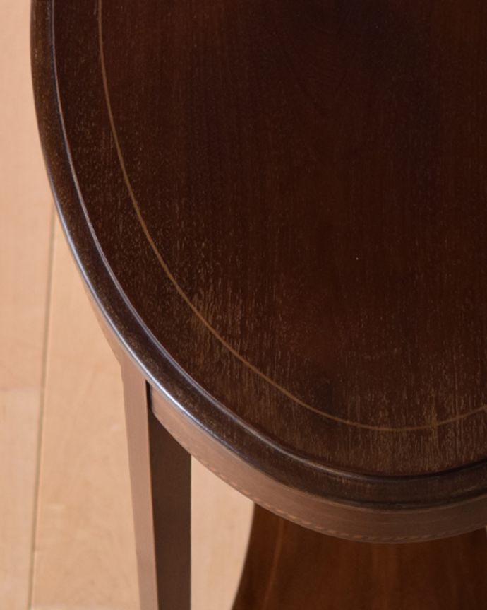 ロイドテーブル　アンティーク家具　さりげない象嵌がポイントの英国輸入家具、棚付きオケージョナルテーブル 。大人っぽいカラーで落ち着きがあります。(k-1715-f)