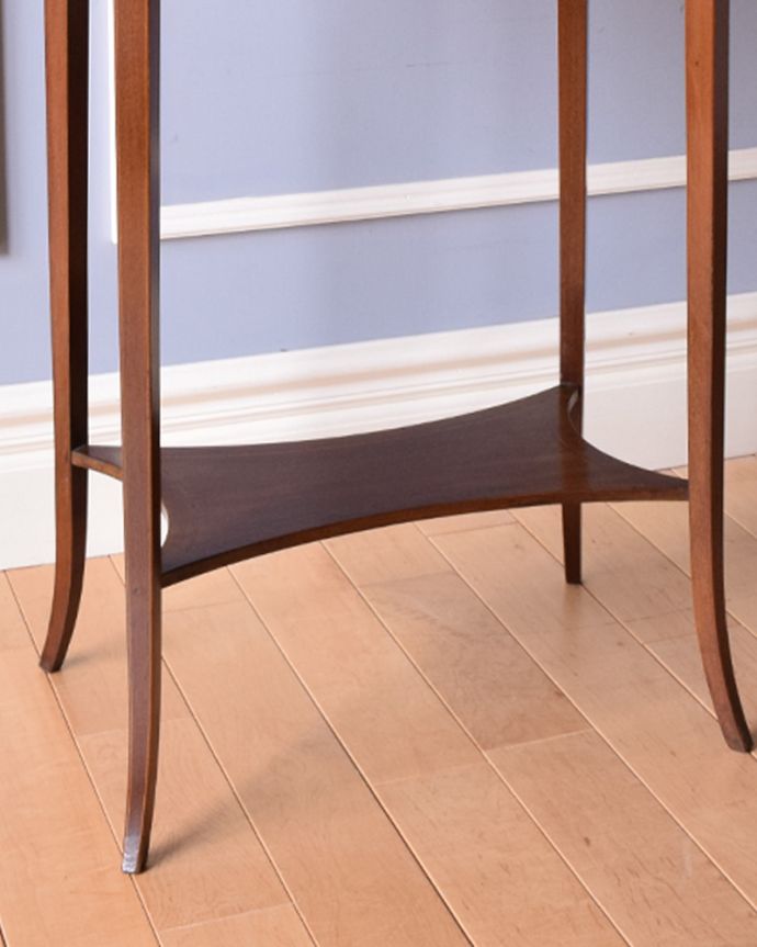 ロイドテーブル　アンティーク家具　さりげない象嵌がポイントの英国輸入家具、棚付きオケージョナルテーブル 。下にはちょっとした物置があります。(k-1715-f)