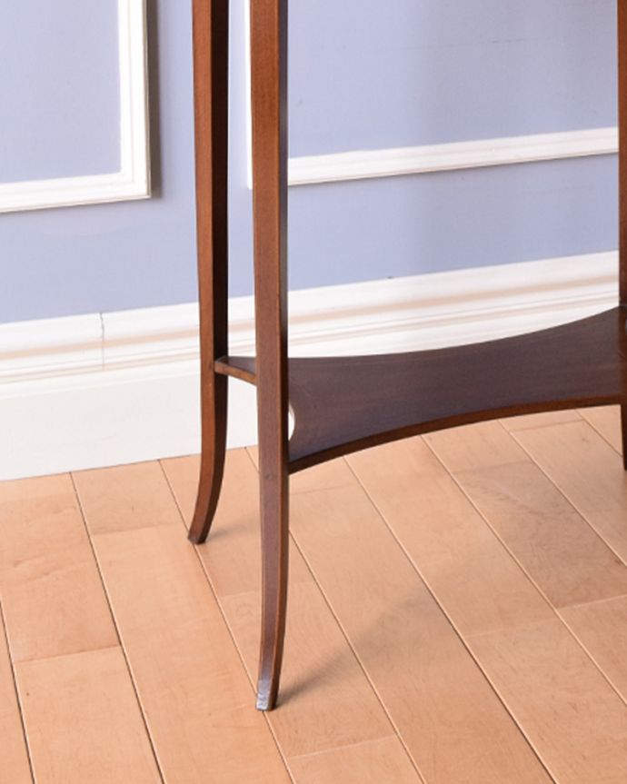 ロイドテーブル　アンティーク家具　さりげない象嵌がポイントの英国輸入家具、棚付きオケージョナルテーブル 。細くてキレイな脚です。(k-1715-f)