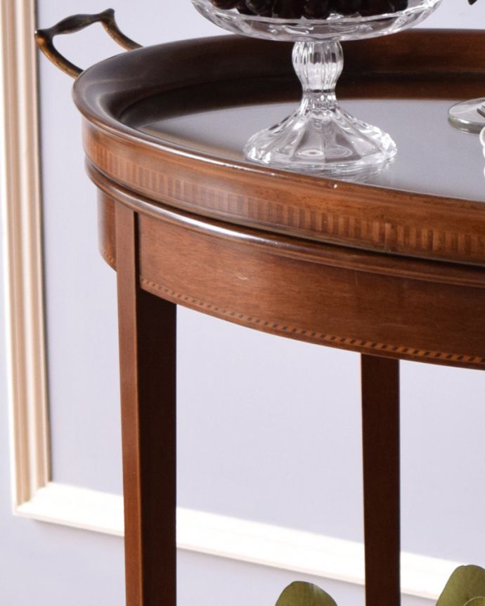 ロイドテーブル　アンティーク家具　さりげない象嵌がポイントの英国輸入家具、棚付きオケージョナルテーブル 。縁どりにも象嵌の装飾が付いています。(k-1715-f)