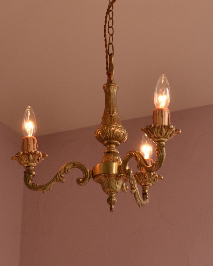 シャンデリア 照明・ライティング フランス輸入のアンティークシャンデリア、真鍮製3灯タイプのシャンデリア(E17シャンデリア球付)。エレガントで高級感溢れる雰囲気を演出してくれる真鍮のシャンデリアです。(k-1715-z)