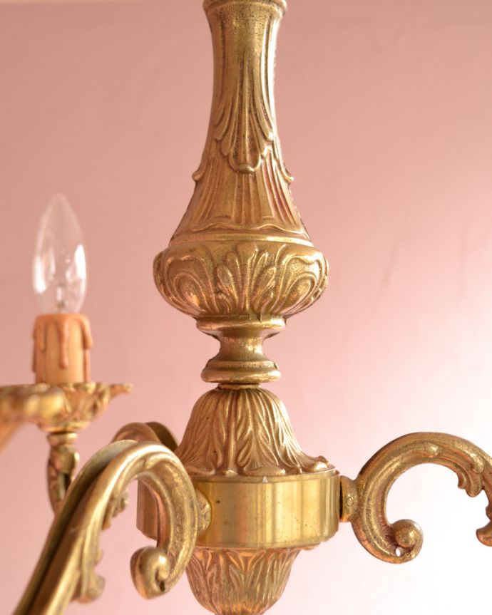 シャンデリア 照明・ライティング フランス輸入のアンティークシャンデリア、真鍮製3灯タイプのシャンデリア(E17シャンデリア球付)。隅々までこだわったデザインなのでどこから見ても楽しめます。(k-1715-z)