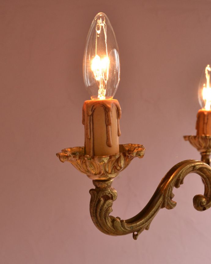 シャンデリア 照明・ライティング フランス輸入のアンティークシャンデリア、真鍮製3灯タイプのシャンデリア(E17シャンデリア球付)。本物のキャンドルにも見える装飾です。(k-1715-z)