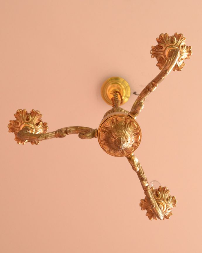 シャンデリア 照明・ライティング フランス輸入のアンティークシャンデリア、真鍮製3灯タイプのシャンデリア(E17シャンデリア球付)。下から眺めても、華やかで重厚な装飾が魅力です。(k-1715-z)