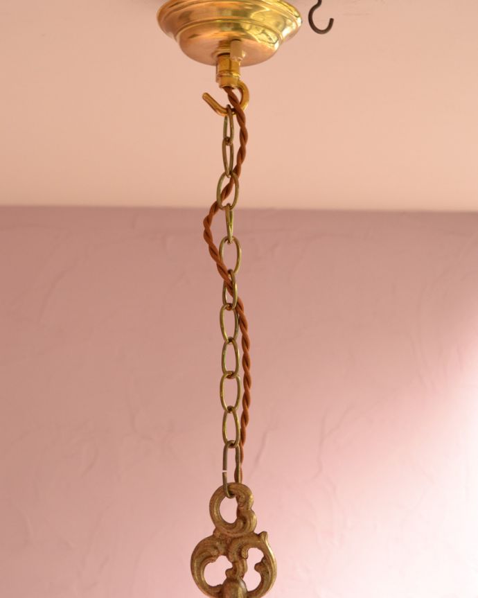 シャンデリア 照明・ライティング フランス輸入のアンティークシャンデリア、真鍮製3灯タイプのシャンデリア(E17シャンデリア球付)。照明の高さを変えたい場合は、S字フックにチェーンを引っ掛けて調節して下さい。(k-1715-z)