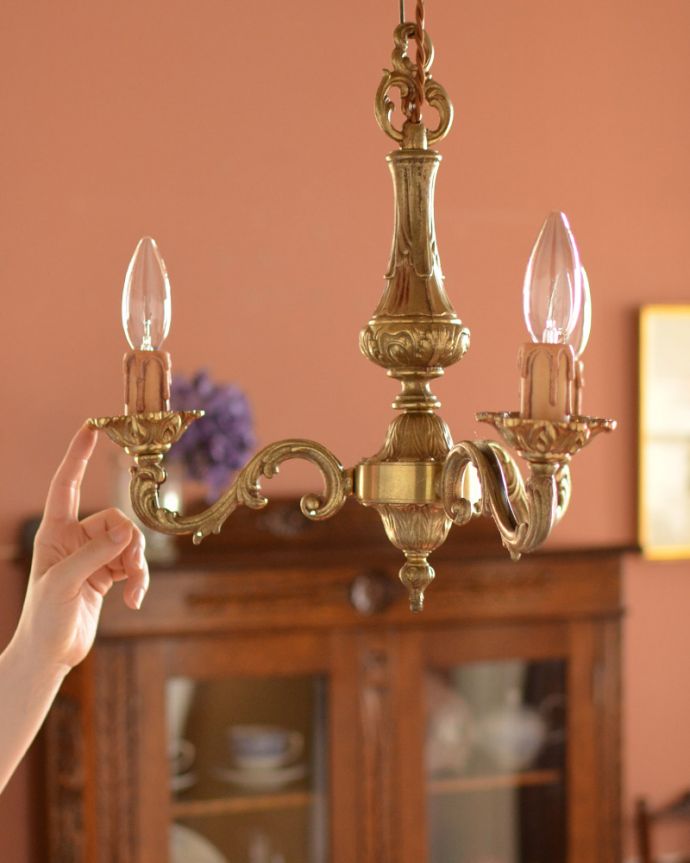 シャンデリア 照明・ライティング フランス輸入のアンティークシャンデリア、真鍮製3灯タイプのシャンデリア(E17シャンデリア球付)。引っ掛けシーリングのタイプに加工してお届けしますので、リビングやダイニングテーブルの上などお好きな場所に簡単に取り付けてみてください。(k-1715-z)