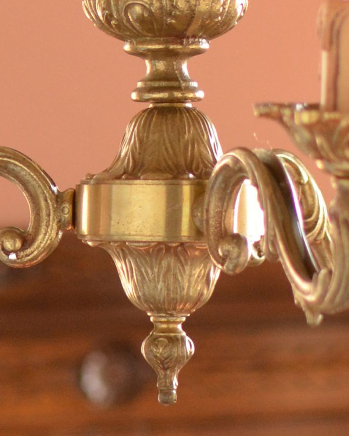 シャンデリア 照明・ライティング フランス輸入のアンティークシャンデリア、真鍮製3灯タイプのシャンデリア(E17シャンデリア球付)。重厚さと、華やかさを感じさせる美しいデザインです。(k-1715-z)