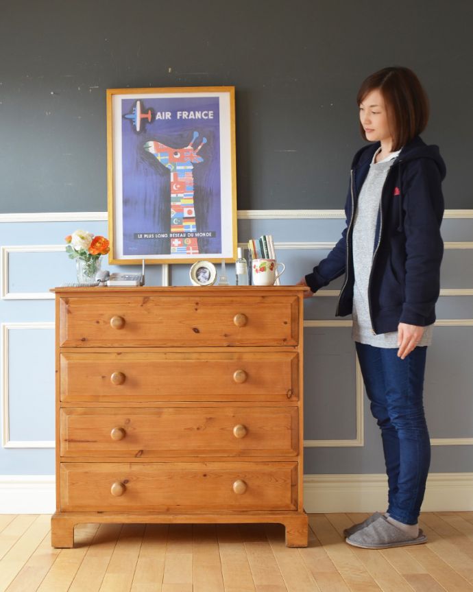 アンティークのチェスト　アンティーク家具　パイン材の４段チェスト、子ども部屋に映えるアンティーク家具。チェストらしいスタンダードなデザインがとっても可愛い。(k-1716-f)