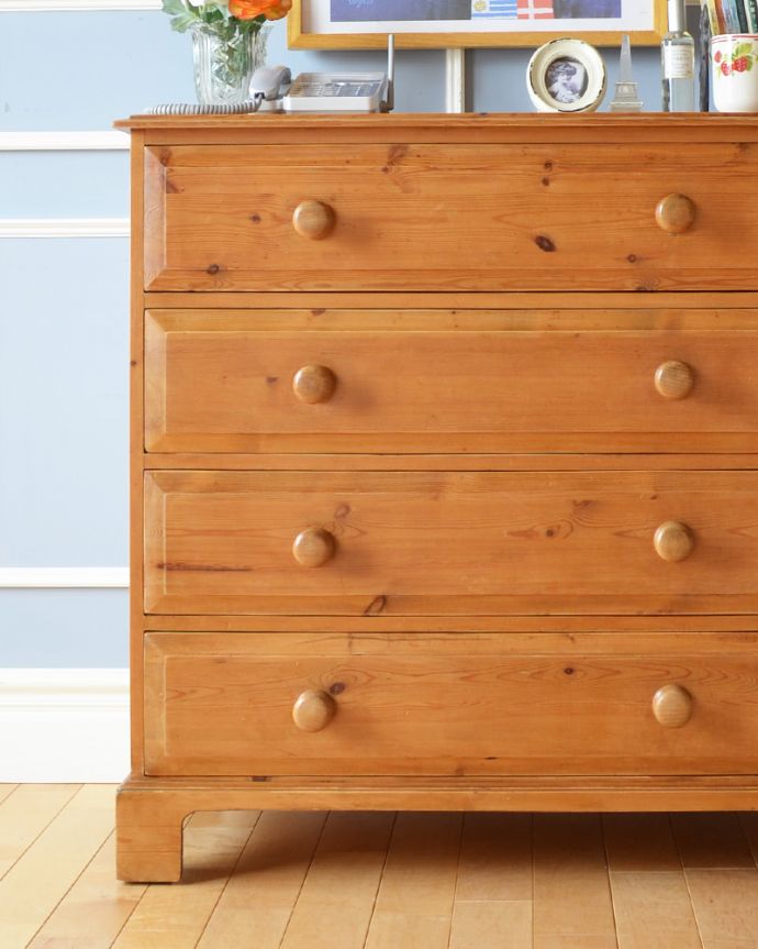 アンティークのチェスト　アンティーク家具　パイン材の４段チェスト、子ども部屋に映えるアンティーク家具。定番の形なので飽きずに長くお使い頂けます。(k-1716-f)