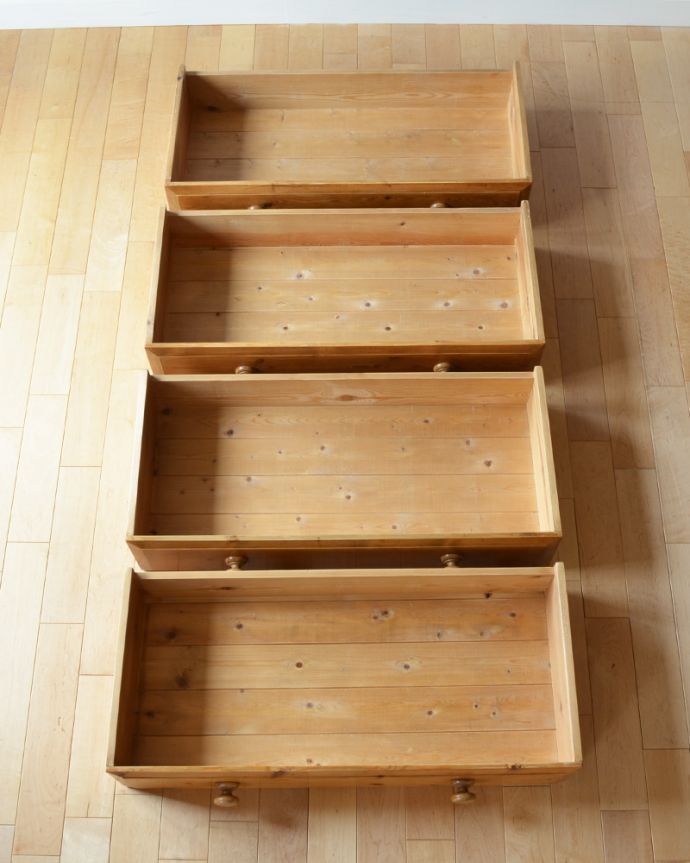 アンティークのチェスト　アンティーク家具　パイン材の４段チェスト、子ども部屋に映えるアンティーク家具。引き出しは４杯。(k-1716-f)