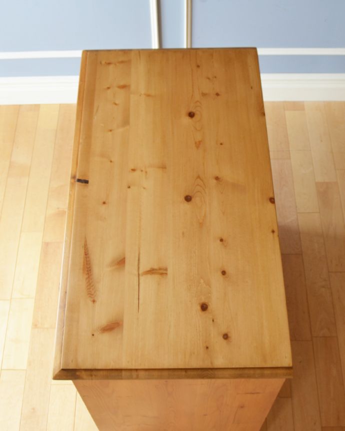 アンティークのチェスト　アンティーク家具　パイン材の４段チェスト、子ども部屋に映えるアンティーク家具。天板もキレイな状態です。(k-1716-f)