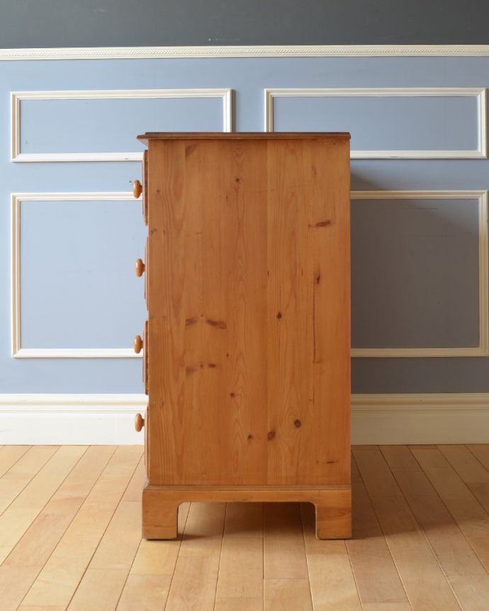 アンティークのチェスト　アンティーク家具　パイン材の４段チェスト、子ども部屋に映えるアンティーク家具。サイドから見るとスッキリシンプル。(k-1716-f)
