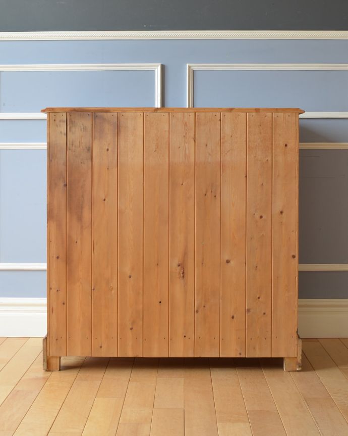 アンティークのチェスト　アンティーク家具　パイン材の４段チェスト、子ども部屋に映えるアンティーク家具。アンティークは新品ではないので、もちろん経年変化によるキズはありますが、専門の職人が目立たないようキレイにお直しをしているので、後姿までキレイです。(k-1716-f)