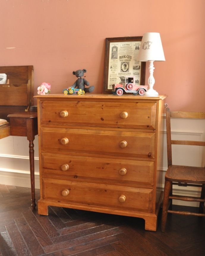 アンティークのチェスト　アンティーク家具　パイン材の４段チェスト、子ども部屋に映えるアンティーク家具。置くだけでナチュラルな雰囲気を作り上げてくれますオールドパイン材のチェストの上に好きな雑貨を置くだけで、あっという間にナチュラルスタイルが出来上がります。(k-1716-f)