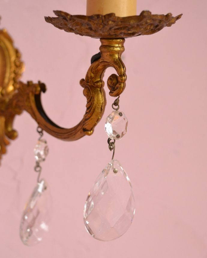 壁付けブラケット　照明・ライティング　フランスアンティーク壁付け照明、真鍮製1灯タイプのガラスパーツ付きウォールブラケット（Ｅ17シャンデリア球付）。ガラスのアクセサリーがキラキラ輝きます。(k-1716-z)