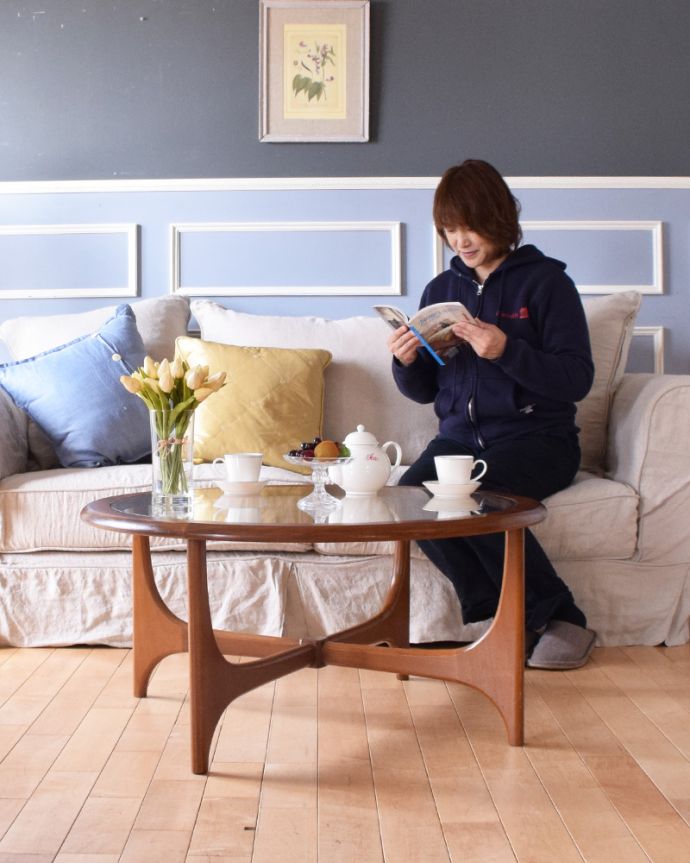 ロイドテーブル　アンティーク家具　ガラス天板のコーヒーテーブル、北欧モダンなヴィンテージ家具。天板が広いので、ゆったりとお使い頂けます。(k-1717-f)