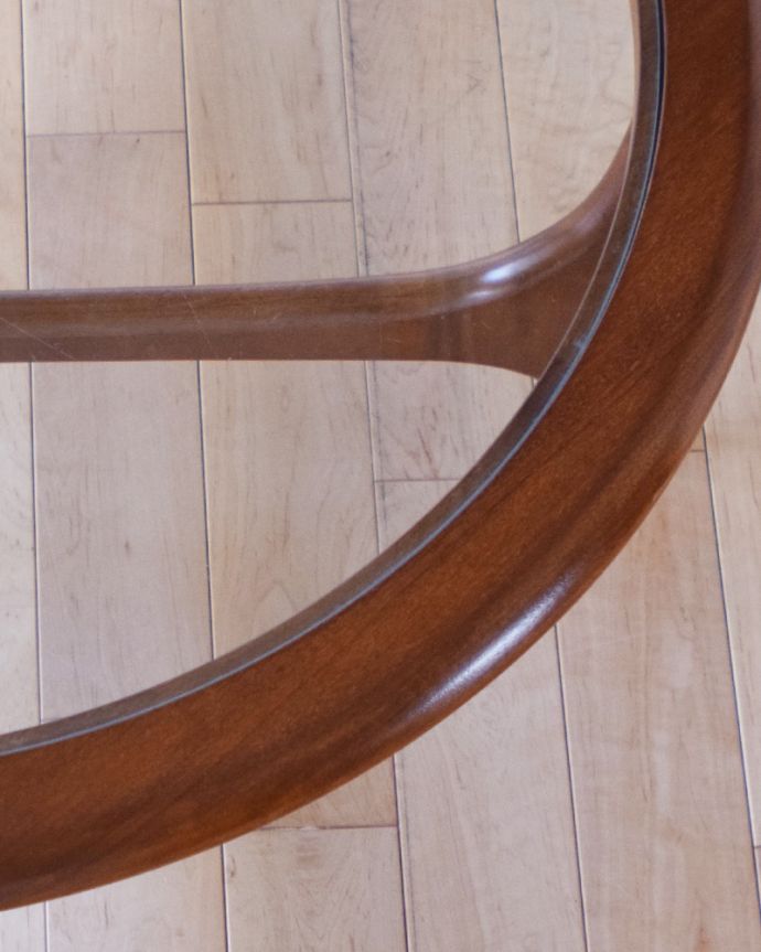 ロイドテーブル　アンティーク家具　ガラス天板のコーヒーテーブル、北欧モダンなヴィンテージ家具。角が丸いので小さなお子様にも安心です。(k-1717-f)