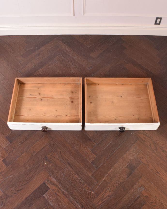 アンティークのテーブル　アンティーク家具　引き出し付きが嬉しいコンソールテーブル、パイン材のアンティーク家具。引き出しが２杯あるので、細かいものもしまえてとっても便利です。(k-1718-f)