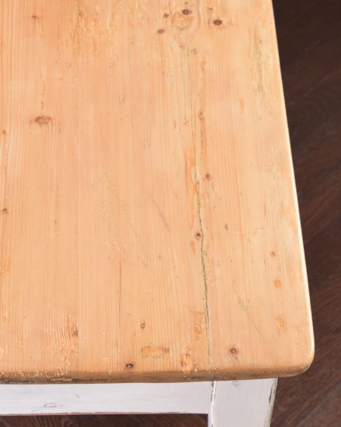 アンティークのテーブル　アンティーク家具　引き出し付きが嬉しいコンソールテーブル、パイン材のアンティーク家具。角が丸いので小さなお子様がいるお家でも安心してお使いいただけます。(k-1718-f)