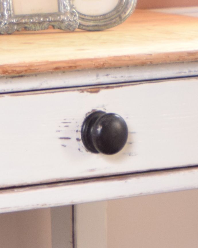 アンティークのテーブル　アンティーク家具　引き出し付きが嬉しいコンソールテーブル、パイン材のアンティーク家具。木製で味わいがある取っ手。(k-1718-f)