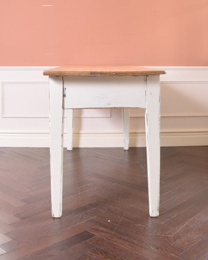 アンティークのテーブル　アンティーク家具　引き出し付きが嬉しいコンソールテーブル、パイン材のアンティーク家具。２トーンカラーのデザインは、なかなか入荷してきませんので気になる方はお早めに。(k-1718-f)