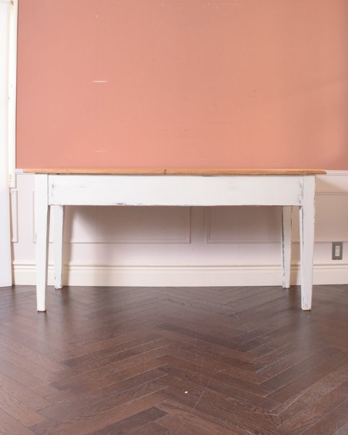 アンティークのテーブル　アンティーク家具　引き出し付きが嬉しいコンソールテーブル、パイン材のアンティーク家具。アンティークは新品ではないので、もちろん経年変化によるキズはありますが、専門の職人が目立たないようキレイにお直しをしているので、後姿までキレイです。(k-1718-f)