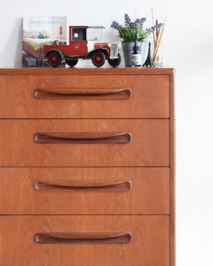 G-PLAN(Gプラン)　アンティーク家具　シンプルで使いやすいサイズ感！６段ビンテージのチェスト（G-plan）。リビングで電話などの置き場所として使っても最適です。(k-1719-f)