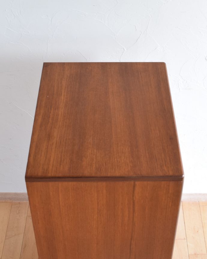 G-PLAN(Gプラン)　アンティーク家具　シンプルで使いやすいサイズ感！６段ビンテージのチェスト（G-plan）。天板もキレイな状態です。(k-1719-f)