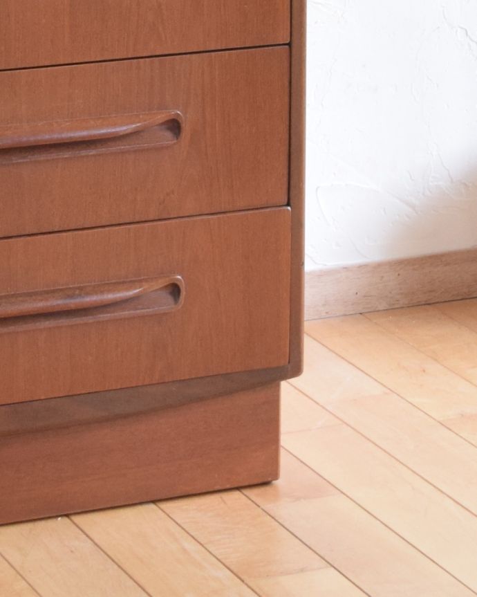 G-PLAN(Gプラン)　アンティーク家具　シンプルで使いやすいサイズ感！６段ビンテージのチェスト（G-plan）。脚は床に付いたデザインです。(k-1719-f)