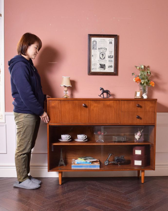 アンティークのキャビネット アンティーク家具 シンプルモダンなガラスキャビネット、北欧スタイルのヴィンテージ家具。リビングの電話台にもオススメです。(k-1720-f)