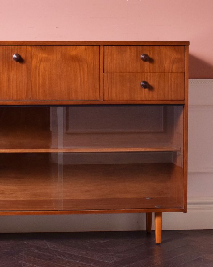 アンティークのキャビネット アンティーク家具 シンプルモダンなガラスキャビネット、北欧スタイルのヴィンテージ家具。北欧家具のお部屋にピッタリ!男女ともに人気のシンプルでスタイリッシュなインテリアです。(k-1720-f)