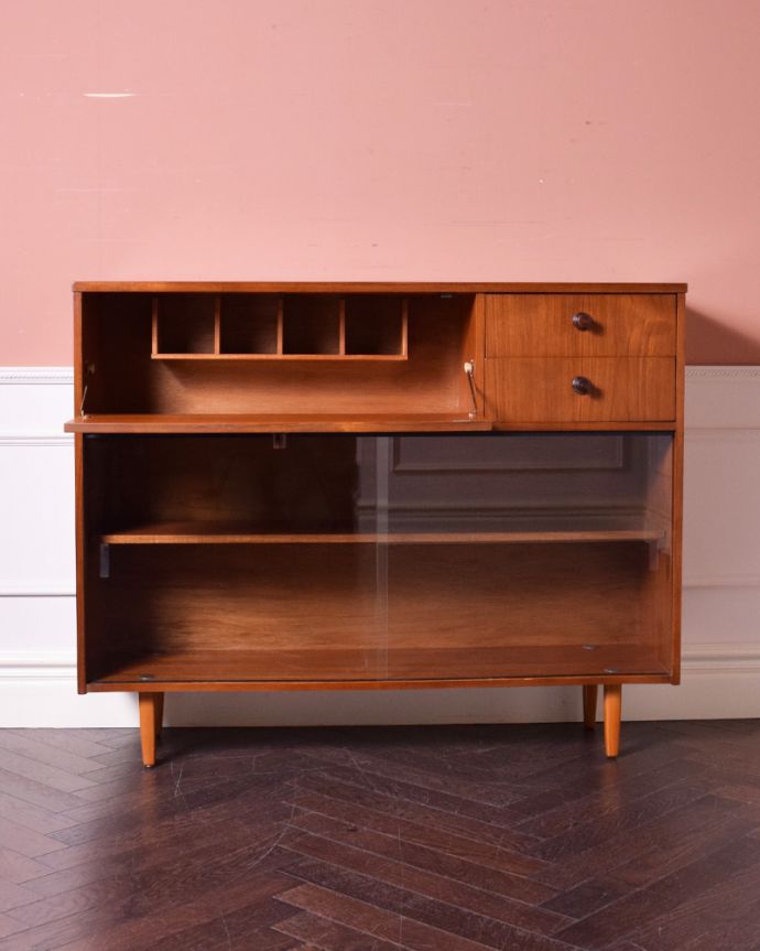 アンティークのキャビネット アンティーク家具 シンプルモダンなガラスキャビネット、北欧スタイルのヴィンテージ家具。棚板が付いているのできちんと整理整頓ができます。(k-1720-f)