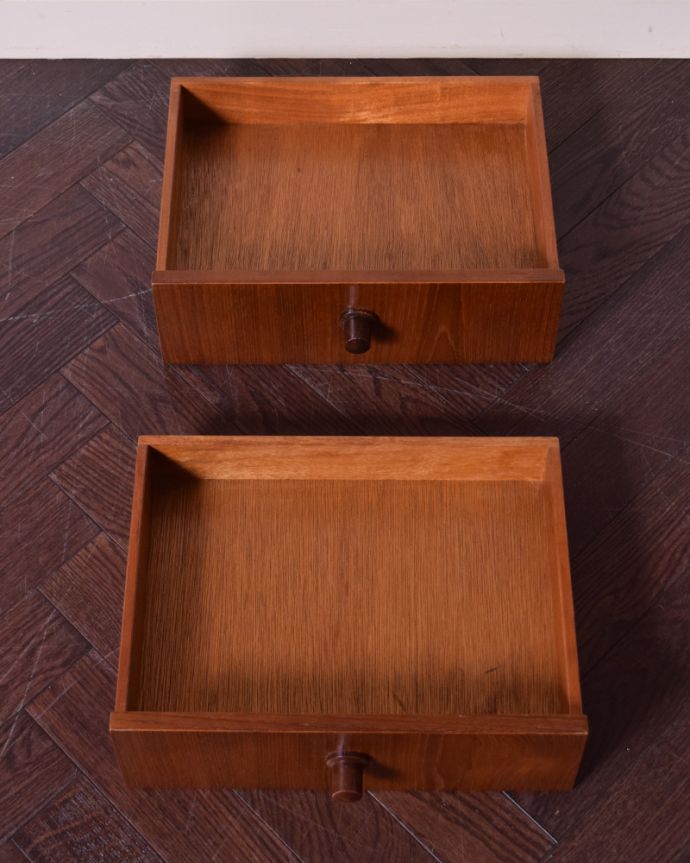 アンティークのキャビネット アンティーク家具 シンプルモダンなガラスキャビネット、北欧スタイルのヴィンテージ家具。向かって右上は、引き出し2杯付いています。(k-1720-f)