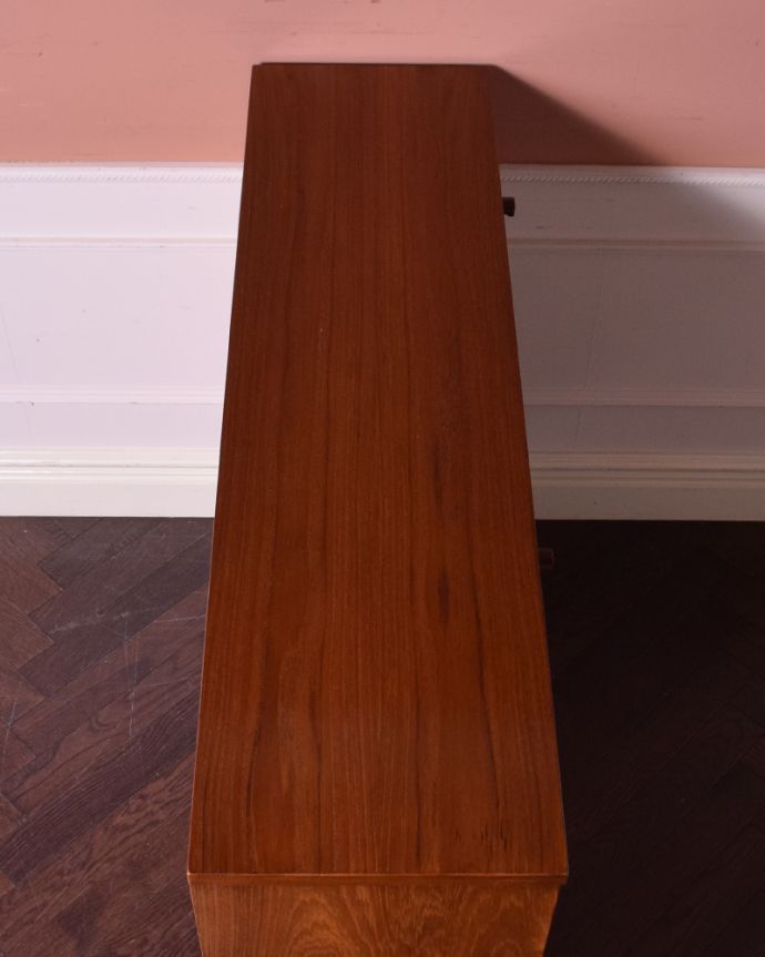 アンティークのキャビネット アンティーク家具 シンプルモダンなガラスキャビネット、北欧スタイルのヴィンテージ家具。天板もキレイに塗装を仕上げました。(k-1720-f)