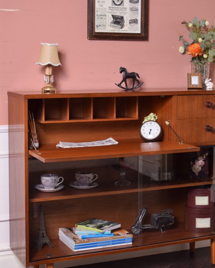 アンティークのキャビネット アンティーク家具 シンプルモダンなガラスキャビネット、北欧スタイルのヴィンテージ家具。このように開きます。(k-1720-f)