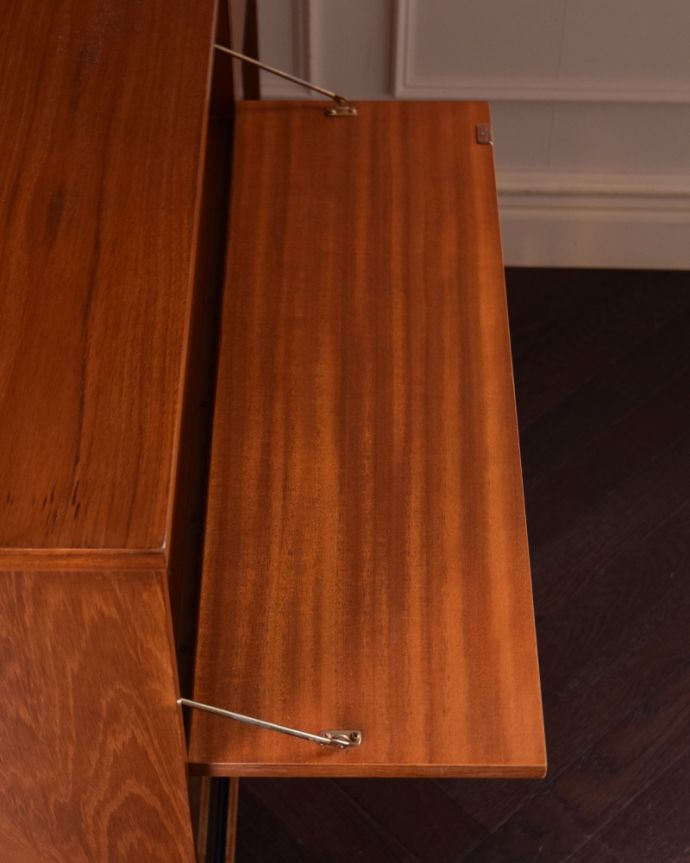 アンティークのキャビネット アンティーク家具 シンプルモダンなガラスキャビネット、北欧スタイルのヴィンテージ家具。作業台の木目にもこだわりを感じます。(k-1720-f)